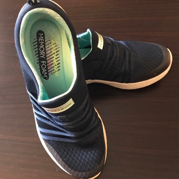 Skechers - Picture 2 of 3